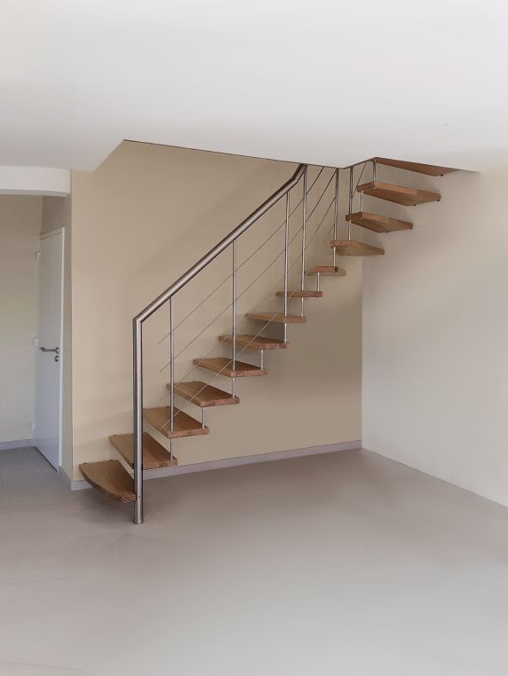 Systemtreppe aus Holz mit Edelstahlgeländer und Edelstahlhandlauf rund.