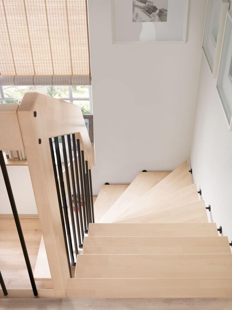 Holztreppe Verso viertelgewendelte Systemtreppe Treppengeländer mit Handlauf und lackierten Stäben