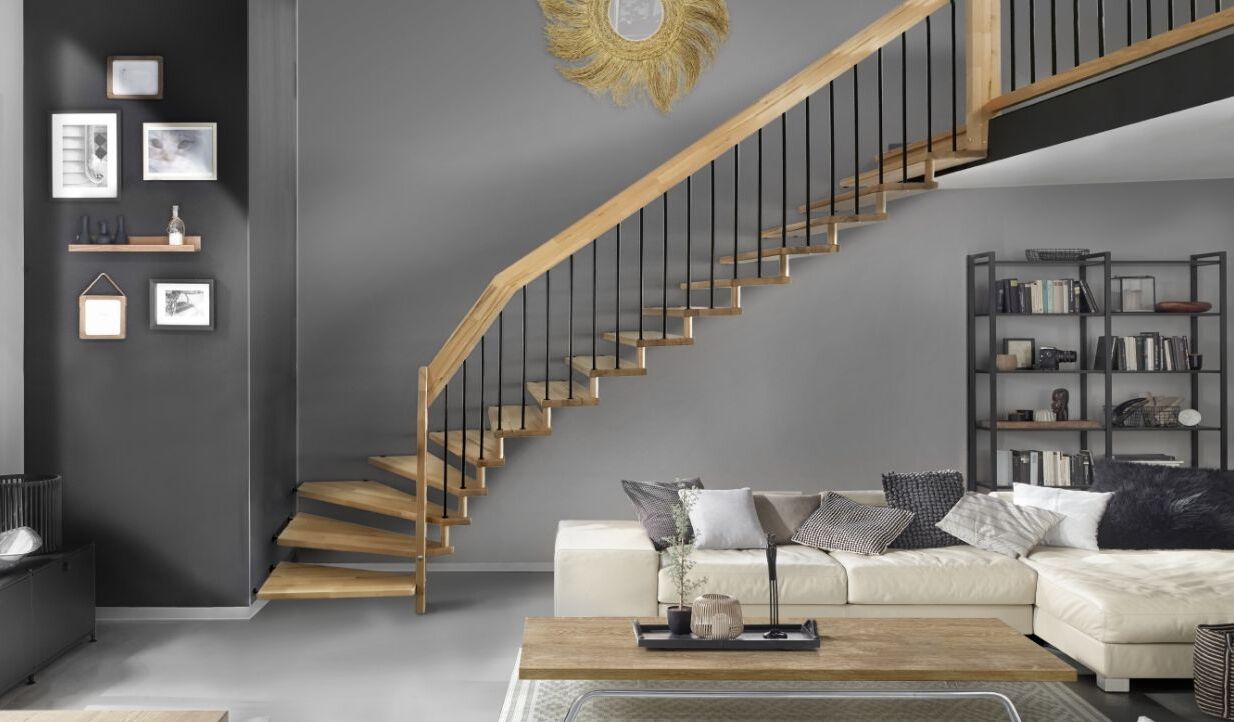 Viertelgewendelte Treppenmeister Systemtreppe mit schwarzen Stäben