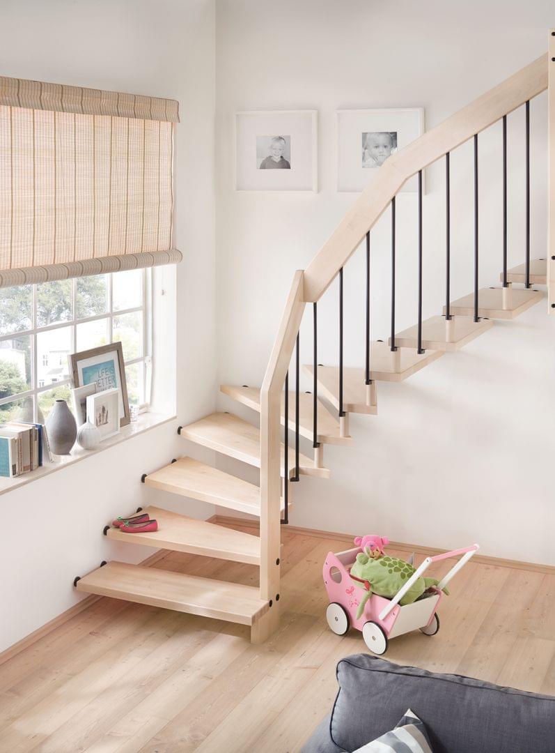 Holztreppe Verso viertelgewendelte Systemtreppe Treppengeländer mit Handlauf und lackierten Stäben