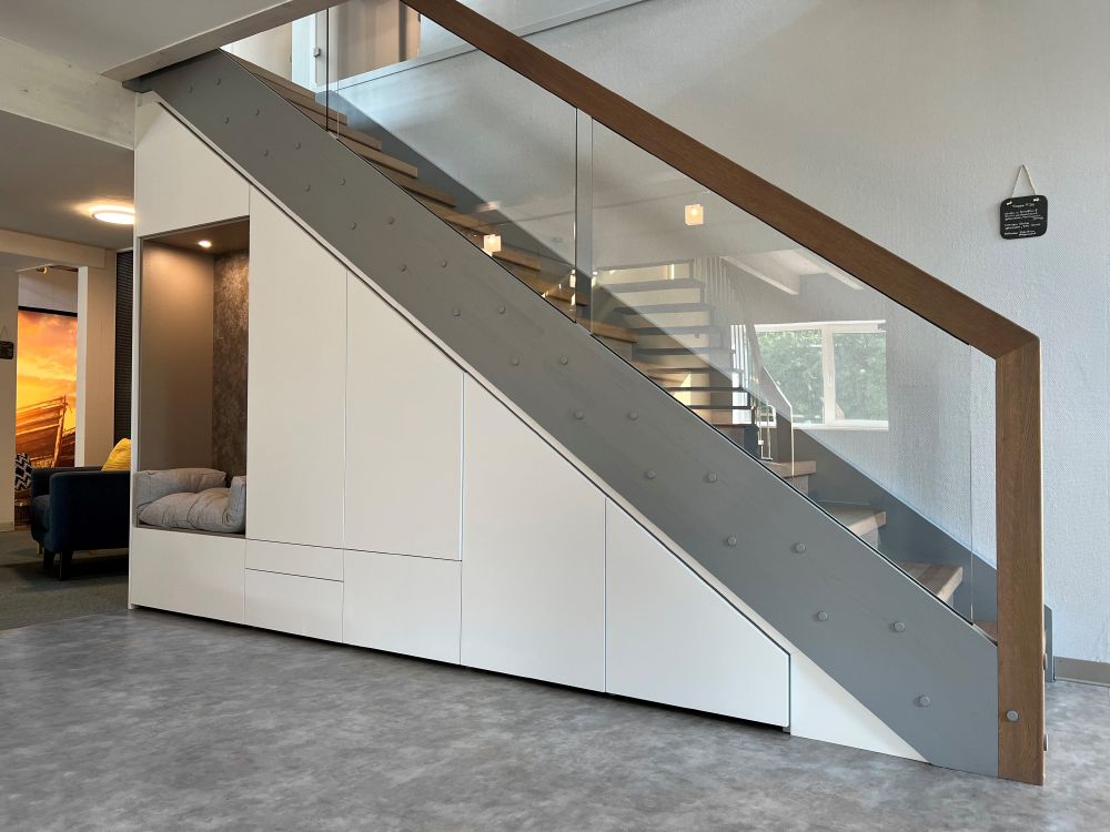 Raum unter der Treppe als Schrank genutzt, geschlossen Ansicht