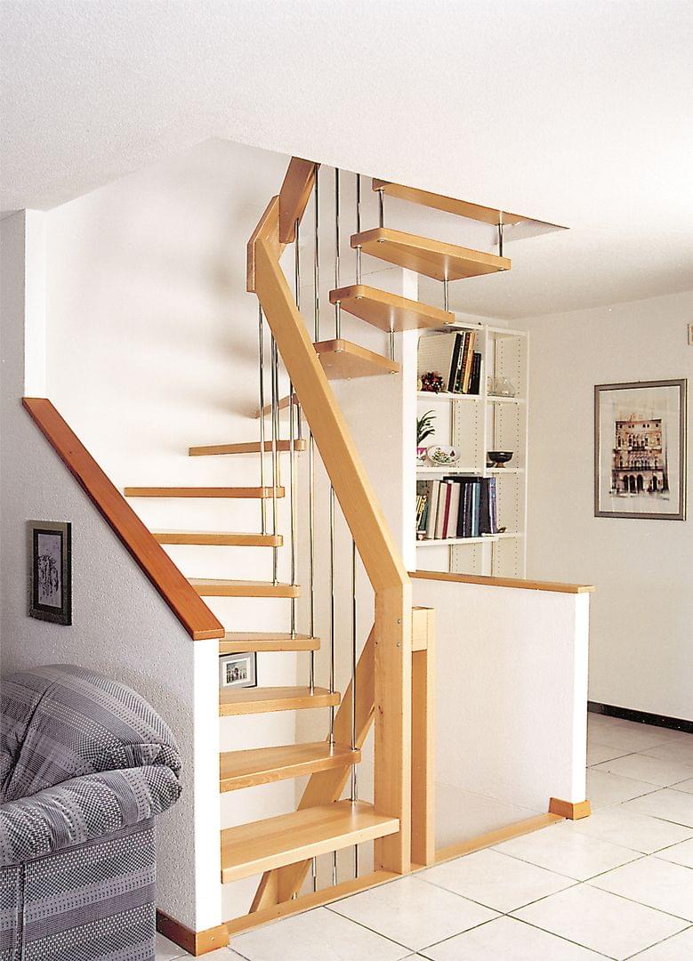 Holztreppe Viva halbgewendelte Buchertreppe Treppengeländer mit  Edelstahl Stäben und Holzhandlauf mit Treppenhaus