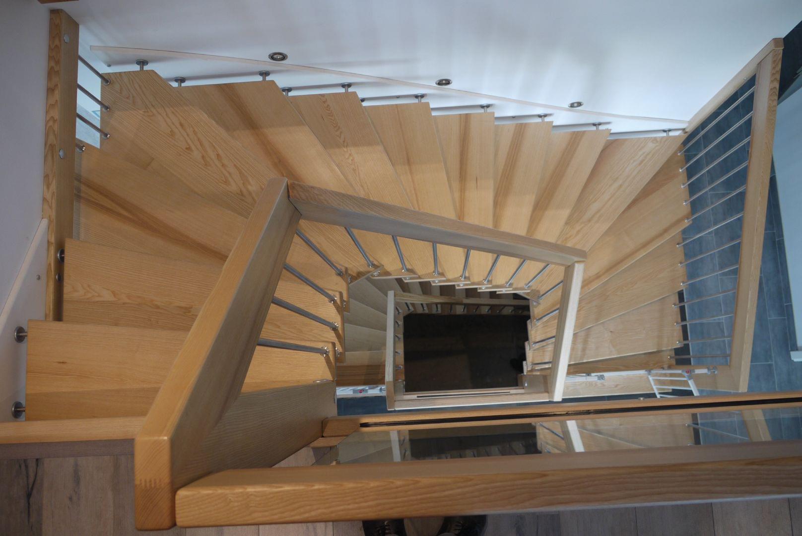 Holztreppe Viva halbgewendelte Buchertreppe Treppengeländer mit  Edelstahl Stäben und Holzhandlauf