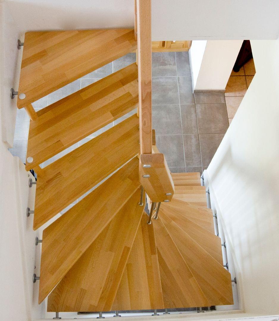 Holztreppe Raumspartreppe halbgewendelte Buchertreppe Treppengeländer mit Edelstab Stäben