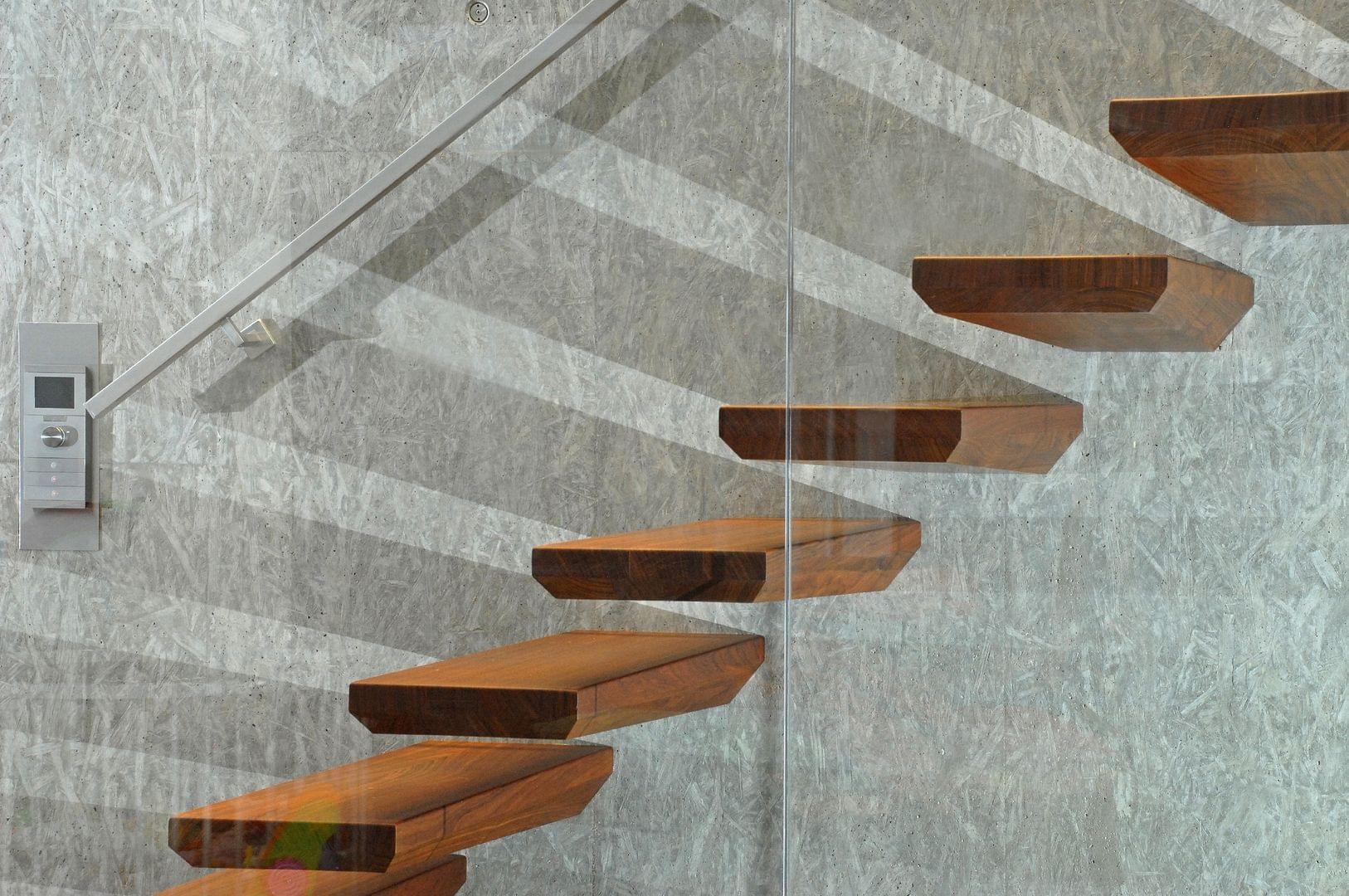 Holztreppe EGO gerade Kragarmtreppe mit Edelstahl Handlauf und Glaswand