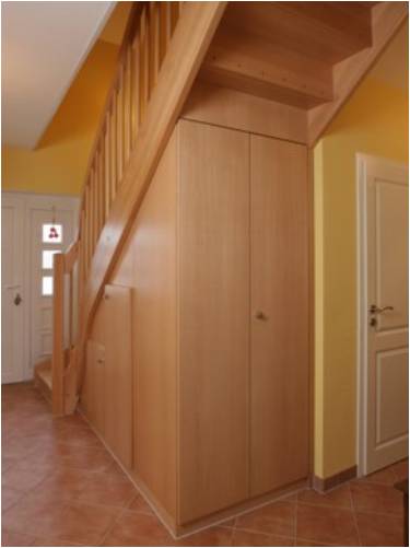 Den Raum unter der Treppe nutzen