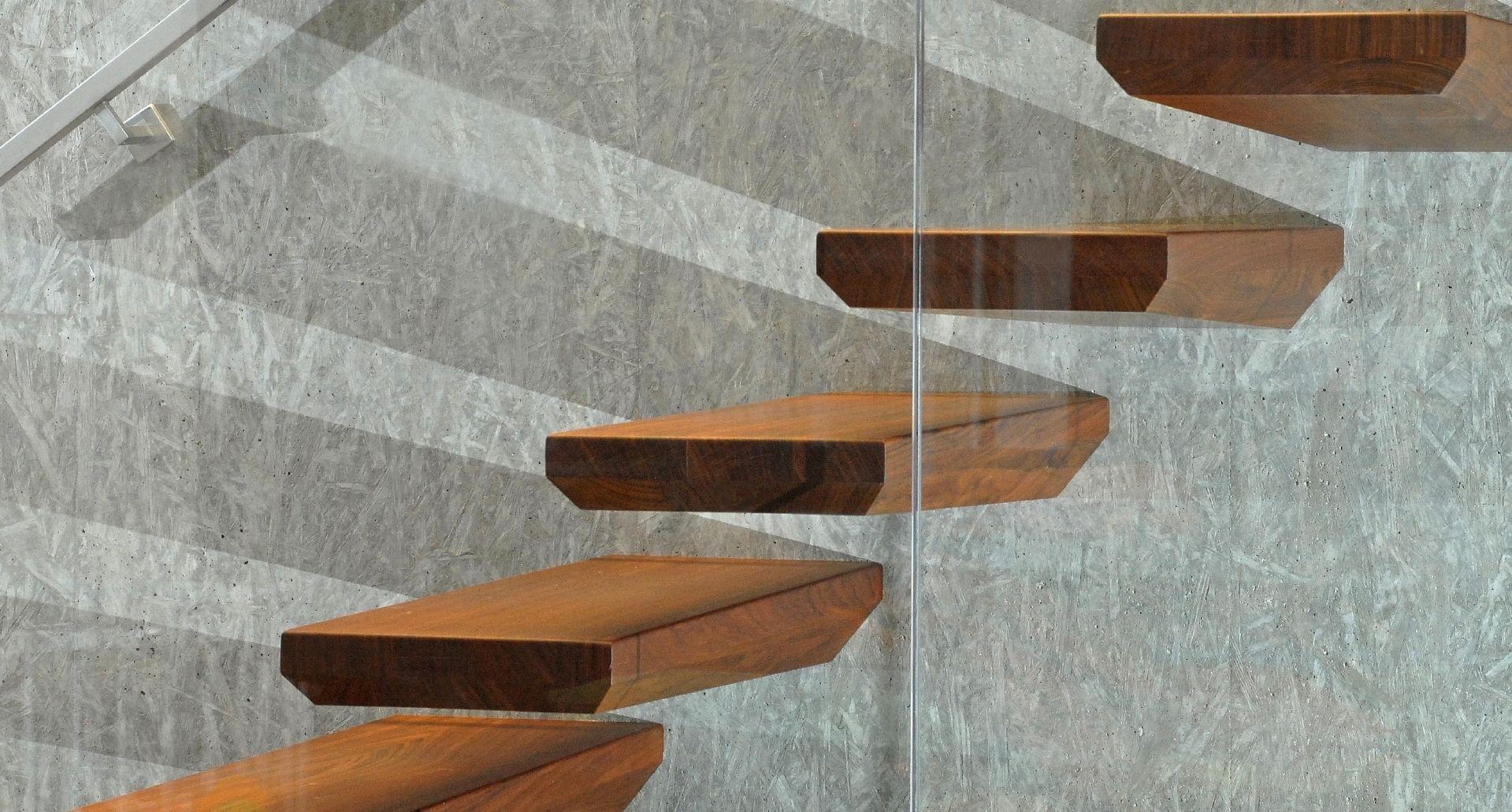 Holztreppe EGO gerade Kragarmtreppe mit Edelstahl Handlauf und Glaswand
