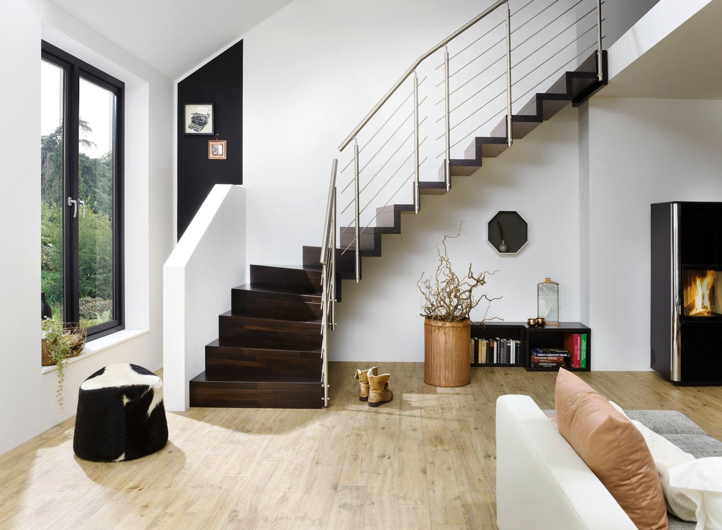 Holztreppe Linea viertelgewendelte Faltwerktreppe mit Edelstahl Reling