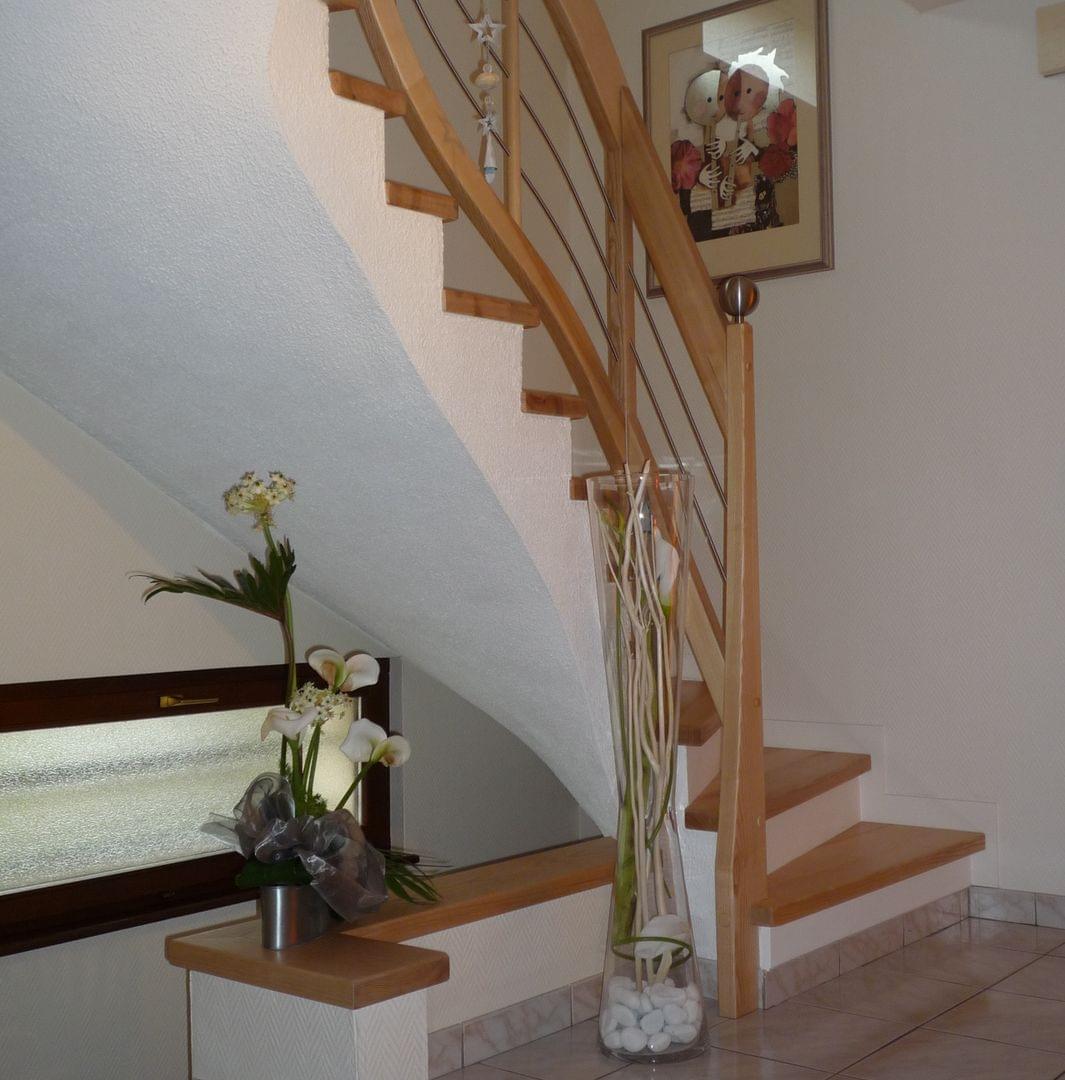 Escalier béton avec habillage de marche bois massif. Rampe en bois avec lisses en inox. Tablette sur murêt