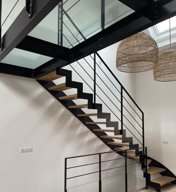 Escalier style industriel en bois à limon métallique en acier - Treppenmeister