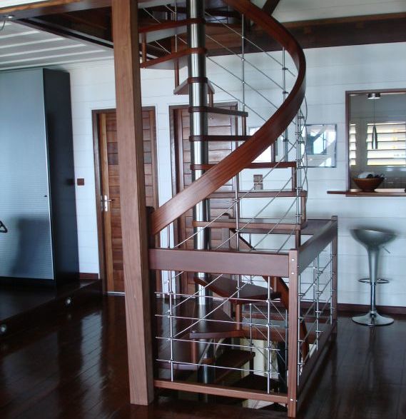 Escalier hélicoïdal en bois rampe à balustres en inox