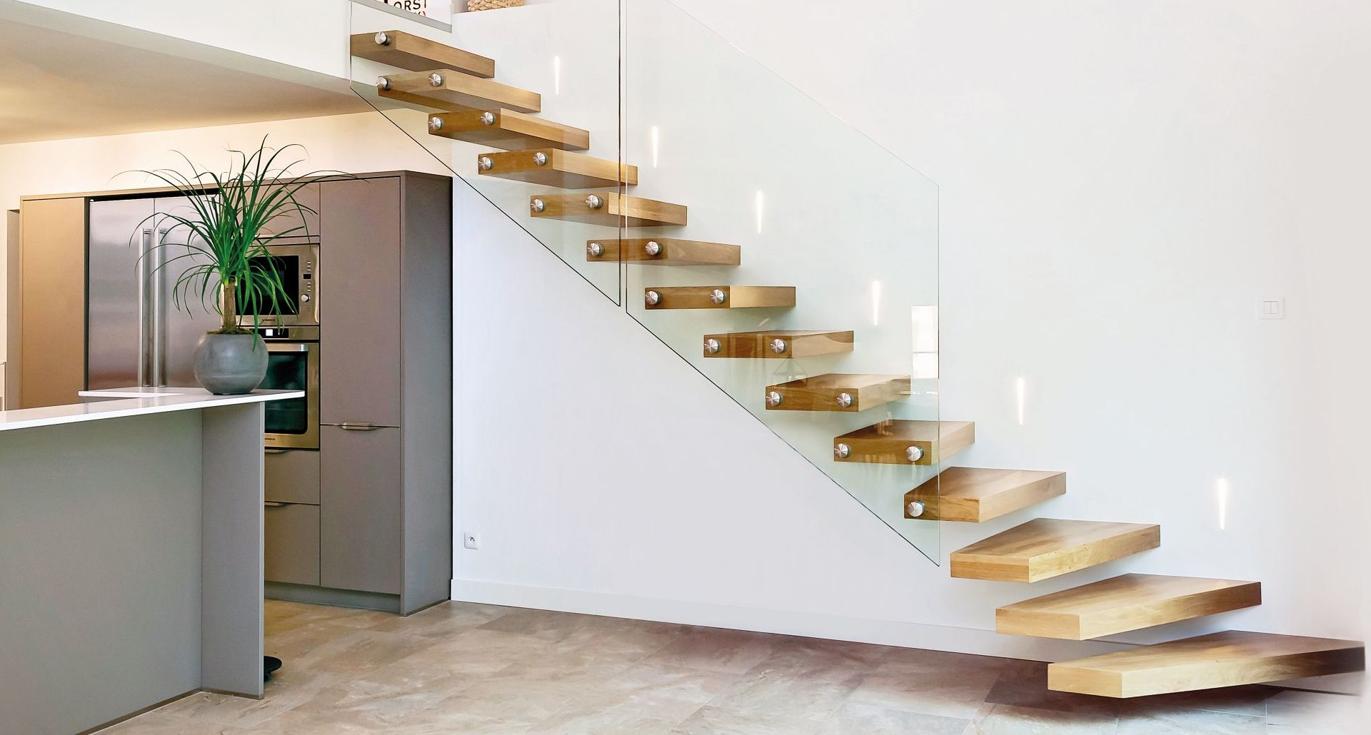 Escalier flottant en bois rampe en verre - Treppenmeister