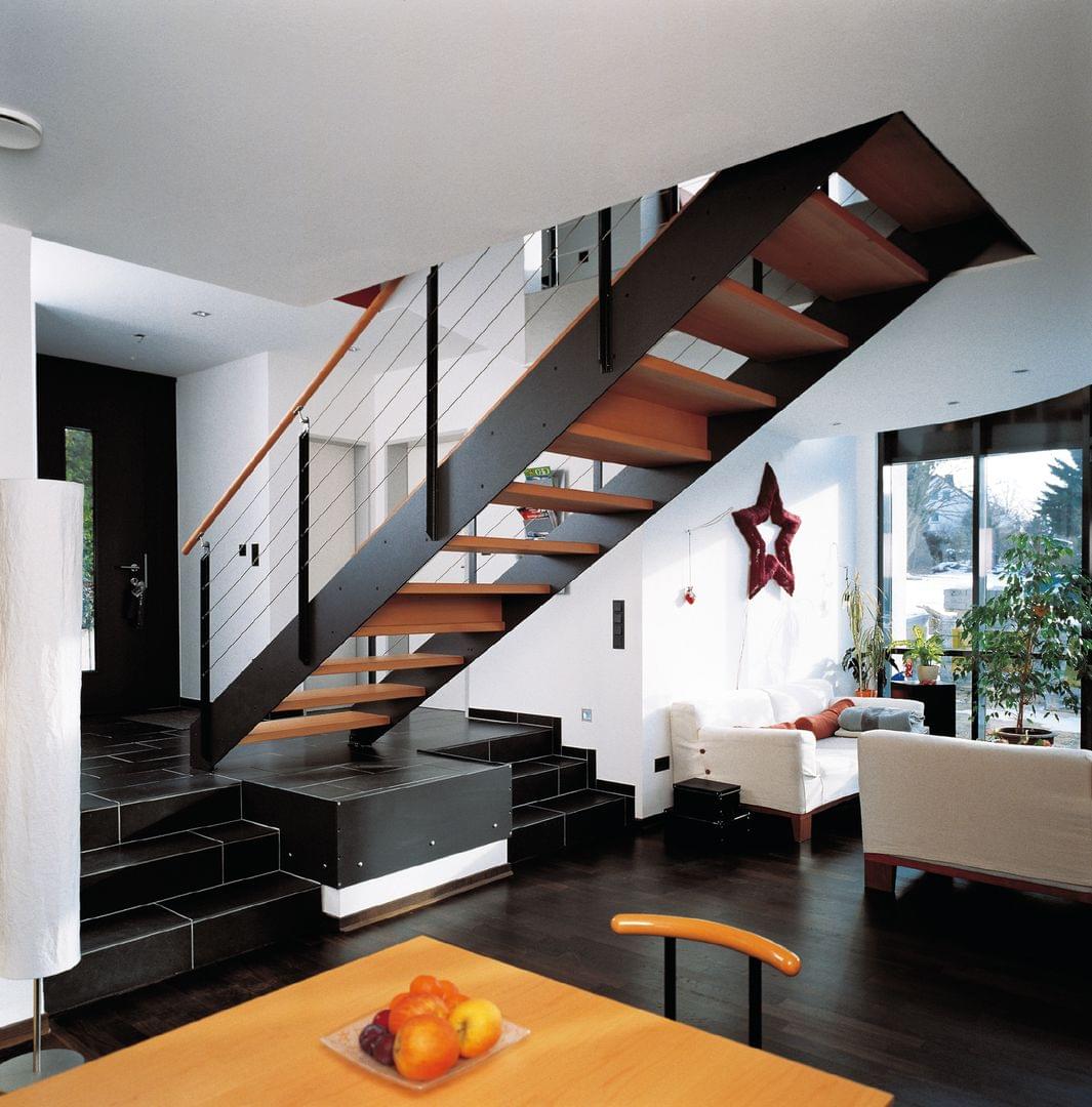 Escalier droit en bois avec limon métallique et garde-corps reling en inox - Treppenmeister