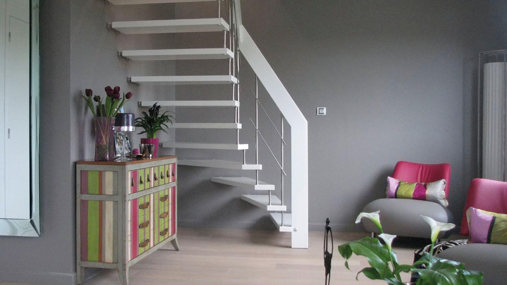Escalier design suspendu en bois laqué blanc, garde-corps en inox  Nova |Treppenmeister